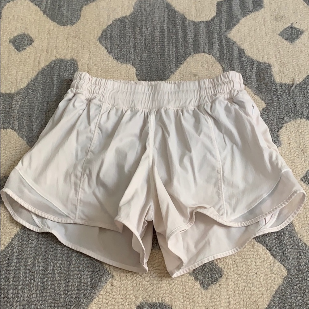 LULULEMON WHITE HOTTIE HOT SHORTS SIZE 4